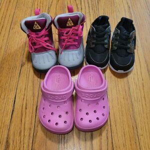 Girls Size 7 Shoes Lot Of Three Crocs, Acg Nike Boots, And Nike Huarchea Glitter